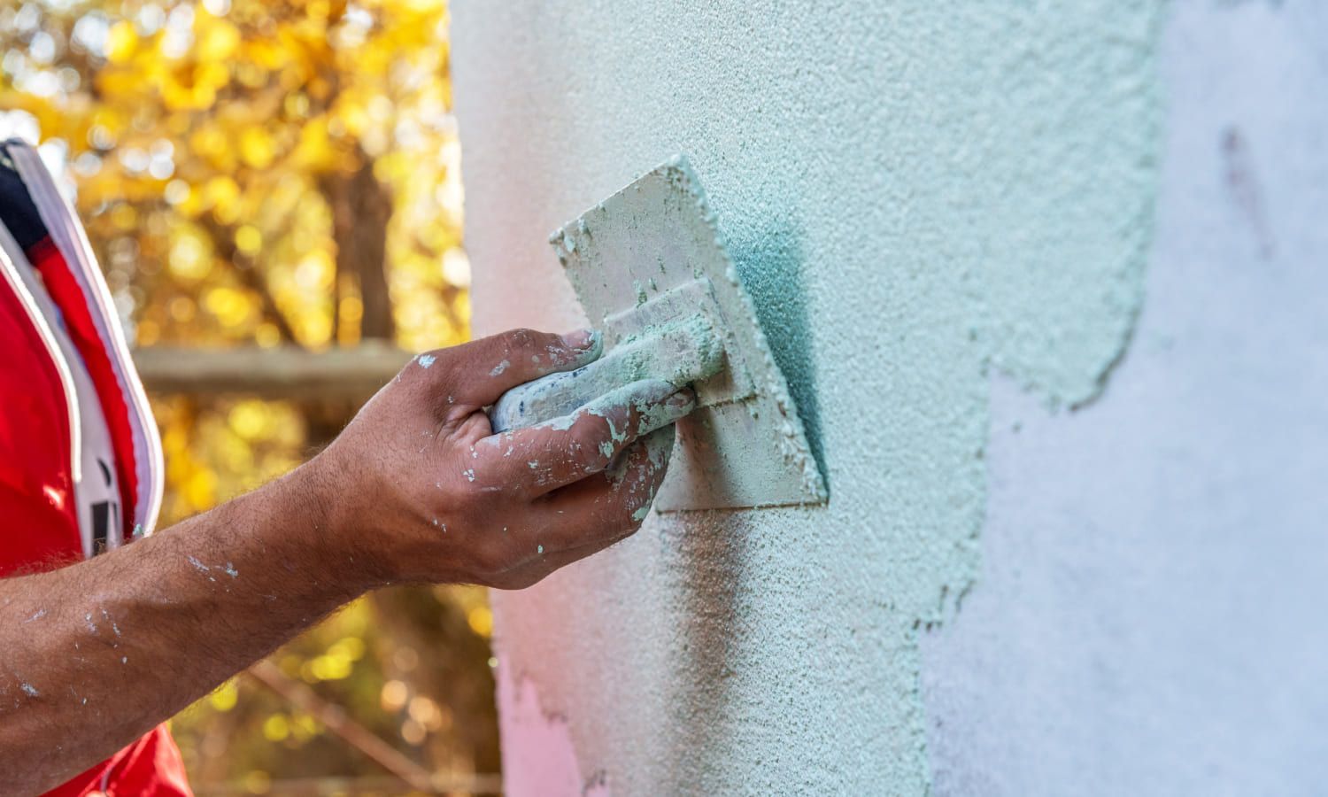 Eine Fassade wird verputzt